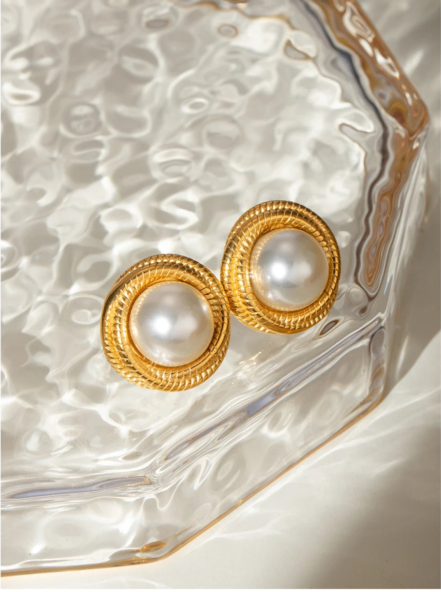 Pearl earrings in gold