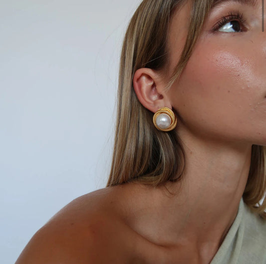 Pearl earrings in gold