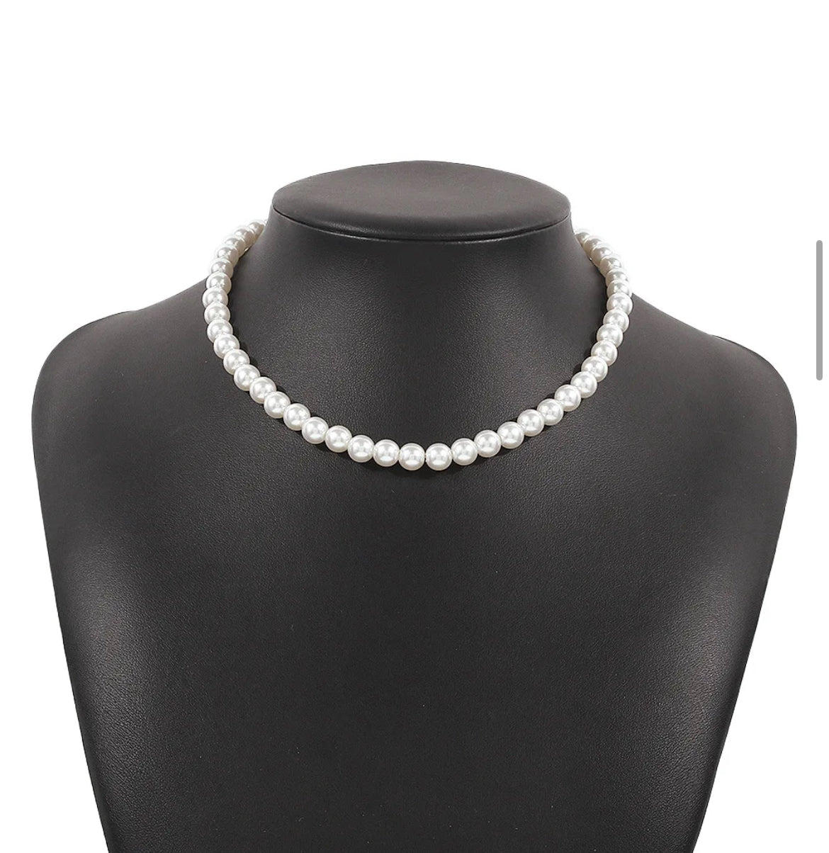 Small pearl necklace with shine