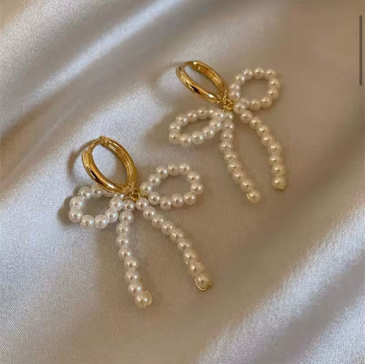 Pearl earrings bow