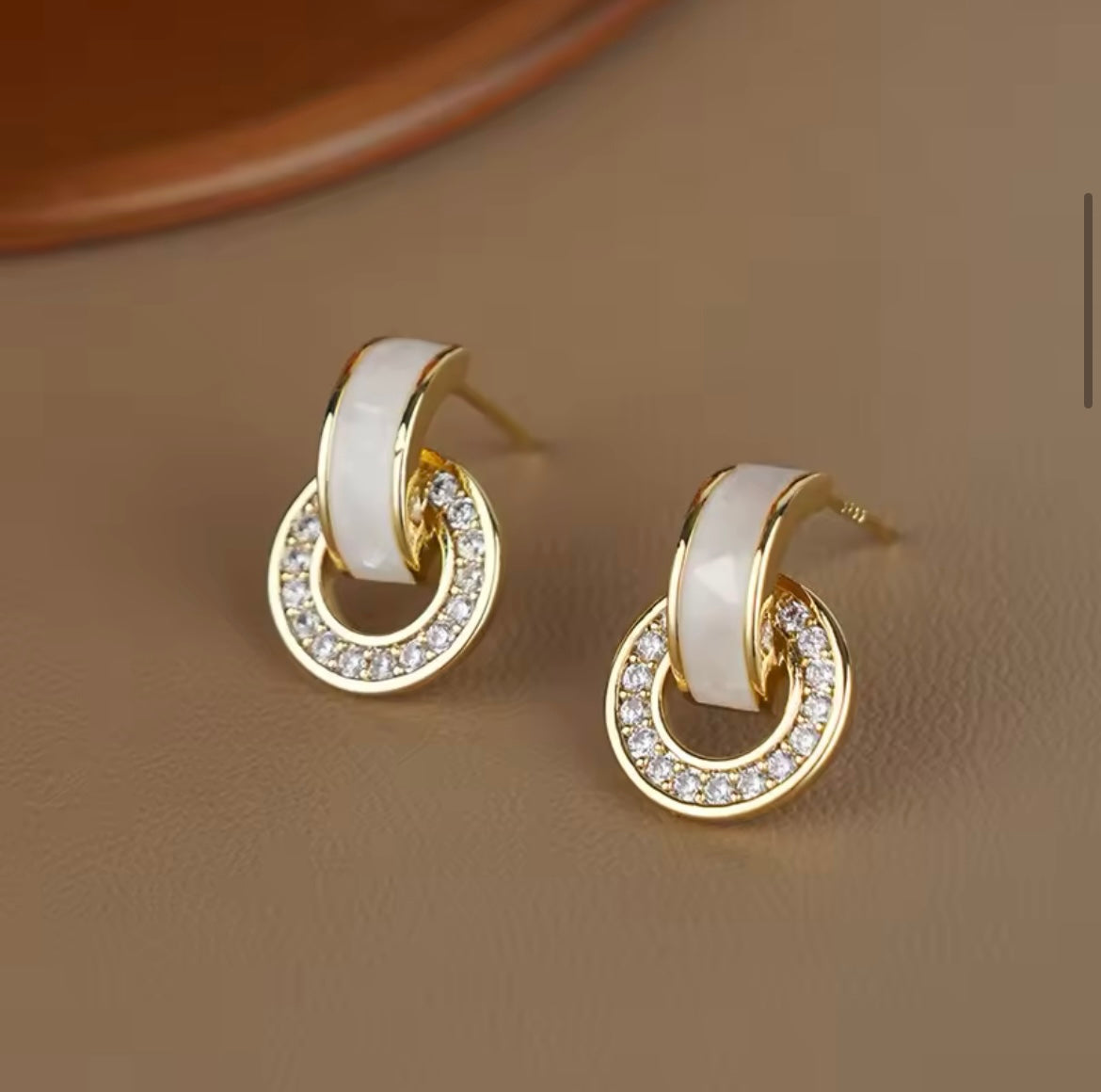 Earrings with glitter diamonds