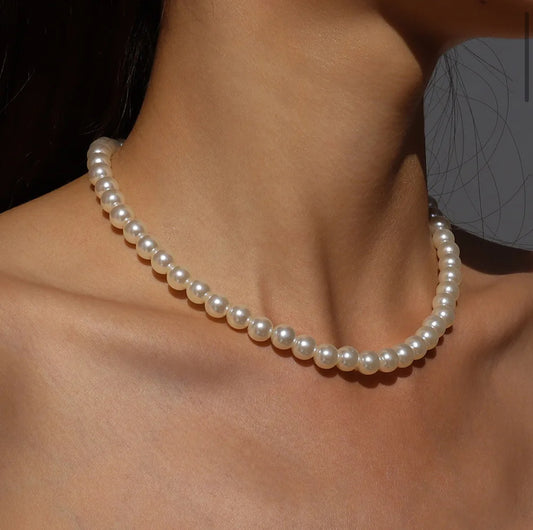 Small pearl necklace with shine