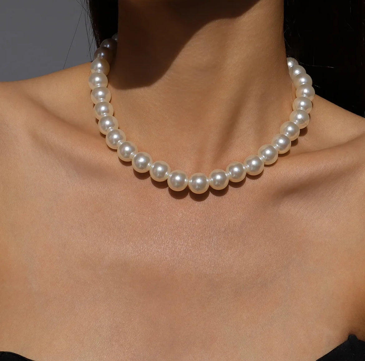 Small pearl necklace with shine