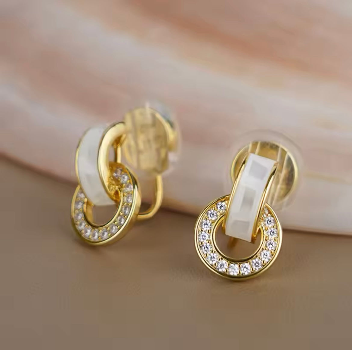 Earrings with glitter diamonds