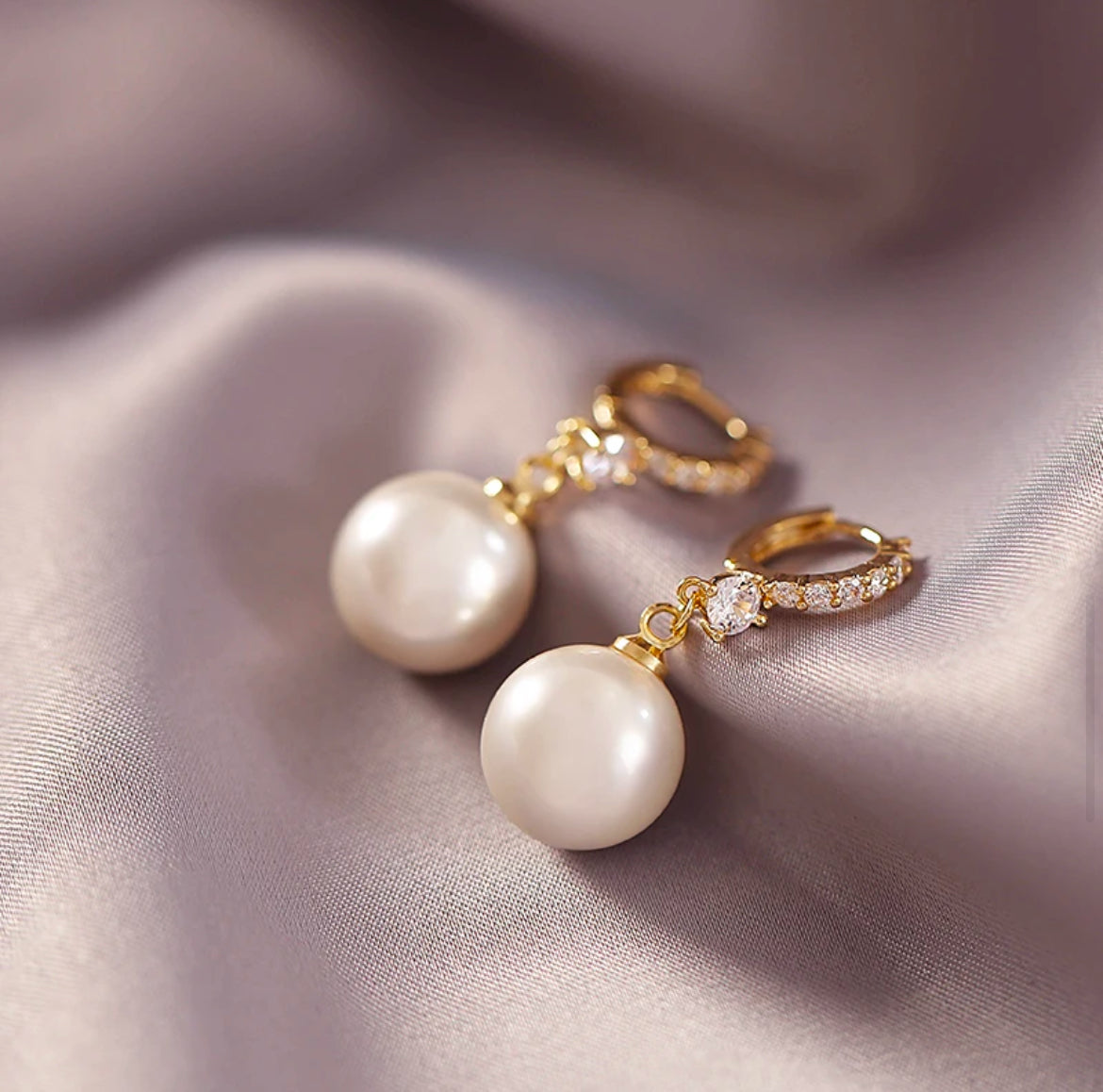 Pearl earrings gold